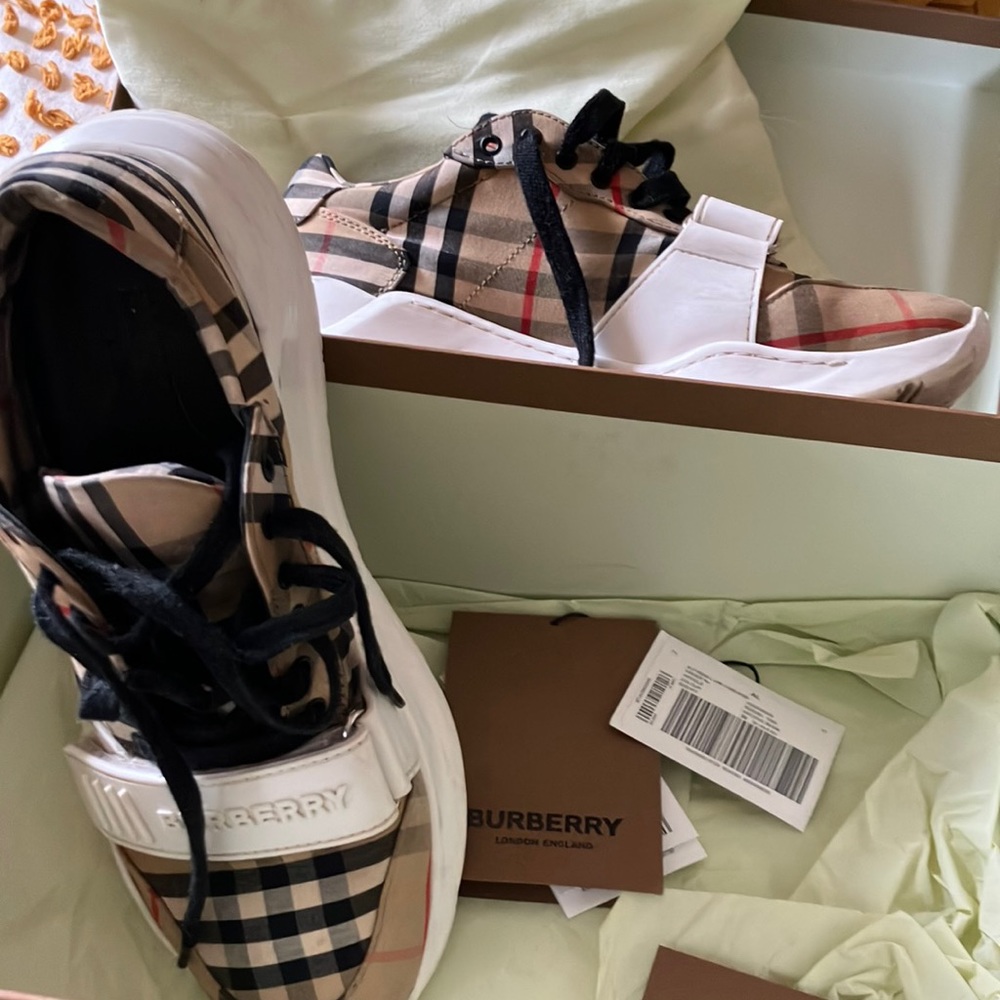 Burberry sneakers - Picture 2 of 8